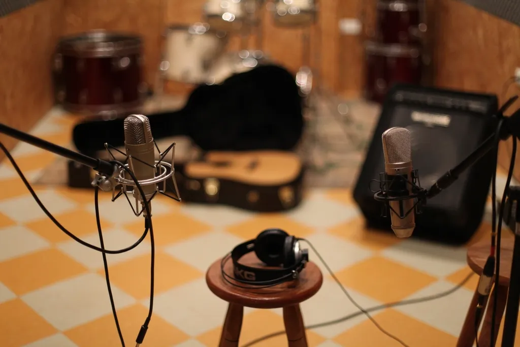 Fregaard studio with guitar, amplifier and microphones